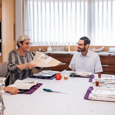 Mother making Hamotzi on Rosh Hashana 1
