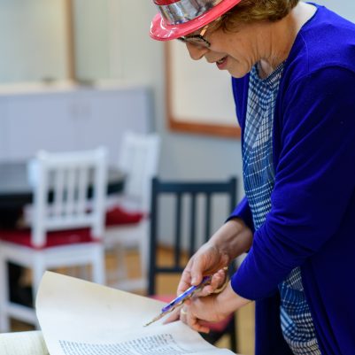 Woman reading megillah 1