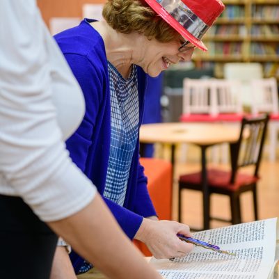 Woman reading megillah 2
