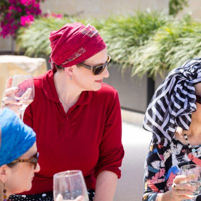 נשים שותות שמפניה ומדברות 2