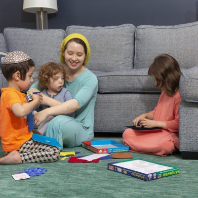 אמא משחקת עם הילדים בסלון 3