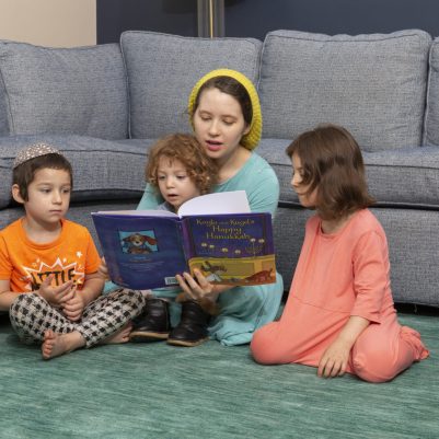 אמא מקריאה סיפור לילדים 2