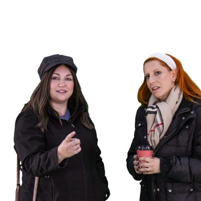 שתי נשים לובשות מעיל