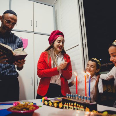 Family singing and lighting chanukkia 2