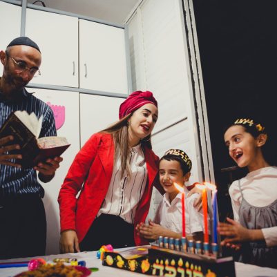 Family singing and lighting chanukkia 3