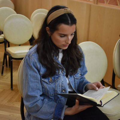 Woman praying in Synagogue/Shul 1