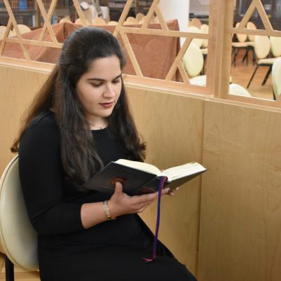 Woman praying in Synagogue/Shul 2