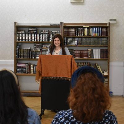 Woman lecturing in Synagogue/Shul 1