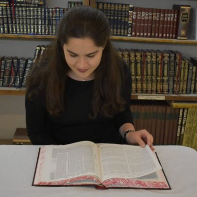 Woman learning Gemara 1