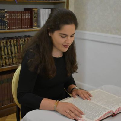 Woman learning Gemara 2