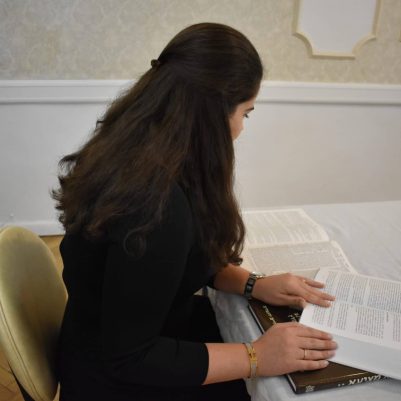 Woman learning Gemara 4