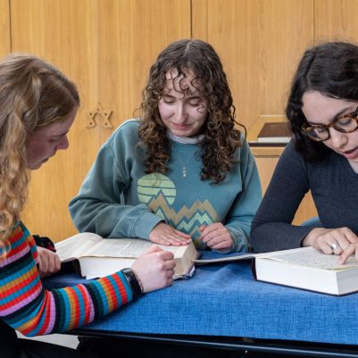 Group of young women learning Torah 4