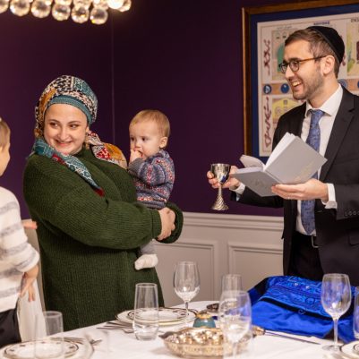 Father making kiddush with family 3