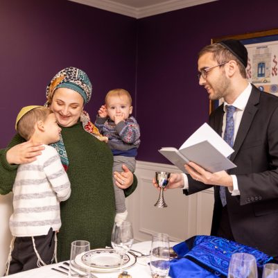 Father making kiddush with family 4