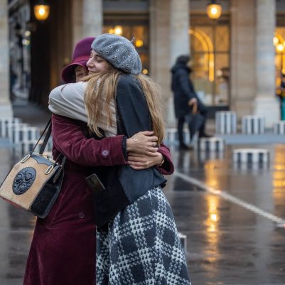 Two women hugging outside la comedie francaise 1