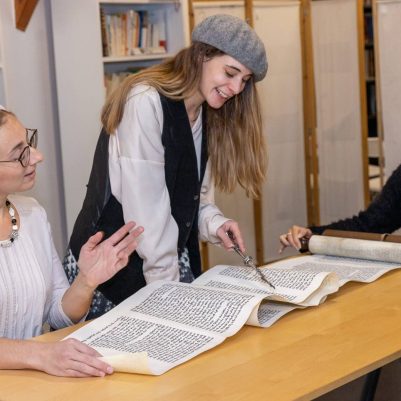 Women reading Megillah 1